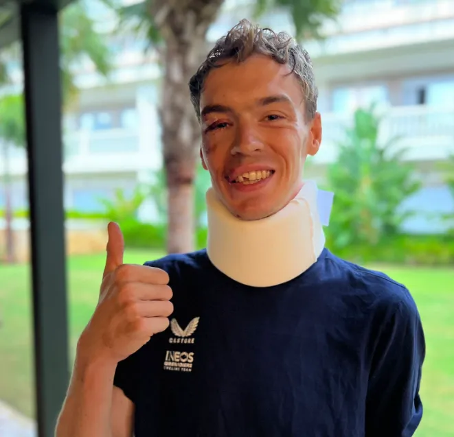 Arensman deelt foto en video met uitleg na horrorcrash op gezicht in Vuelta a Espana