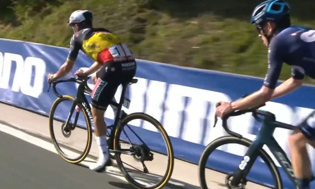 Zonder te remmen: grandioze Evenepoel haalt met succesaanval van 155 (!) km revanche in Vuelta