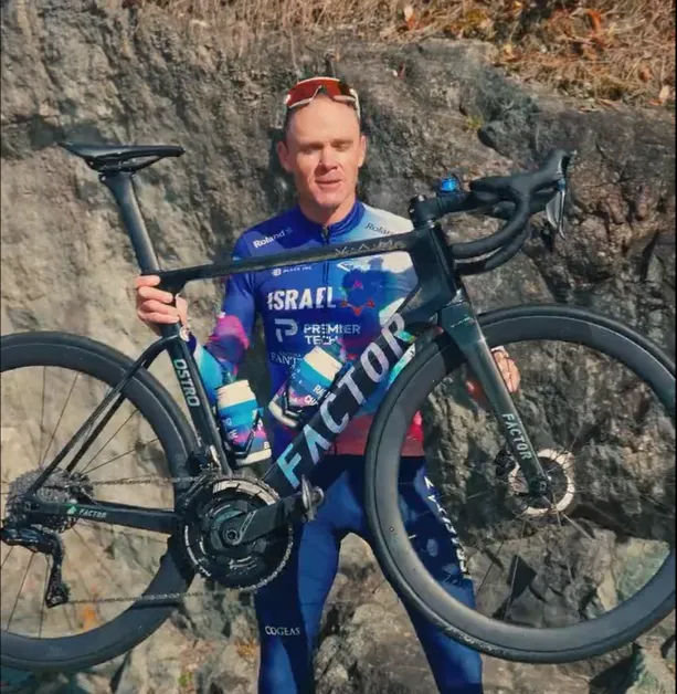 🎥 HAHA! Chris Froome drijft in ludiek 'ASMR-filmpje' de spot met Bentley-reclame en gaat na twee maanden weer koersen
