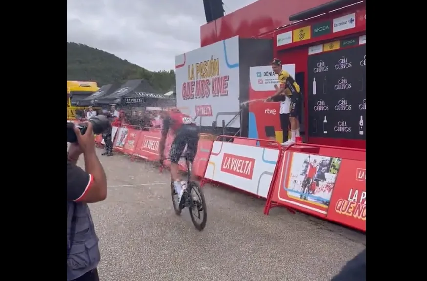 🎥 De sfeer zit er lekker in bij Jumbo-Visma! Roglic jubelt en spuit Ganna nat, Gesink juicht voor Kuss