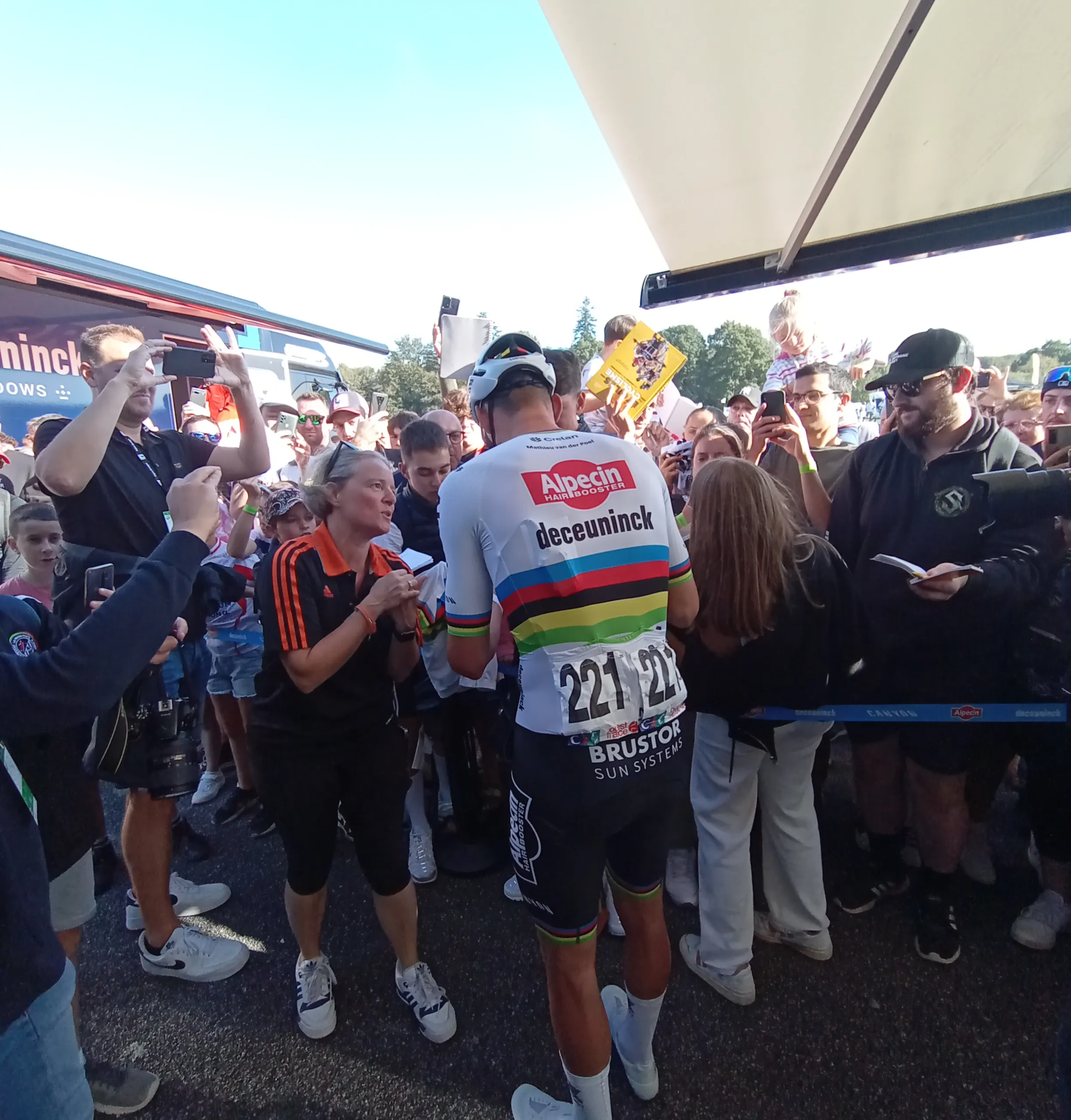 Alpecin-Deceuninck richt blik al op 2024: 'Van der Poel moet volgend jaar de Ronde van Vlaanderen winnen'