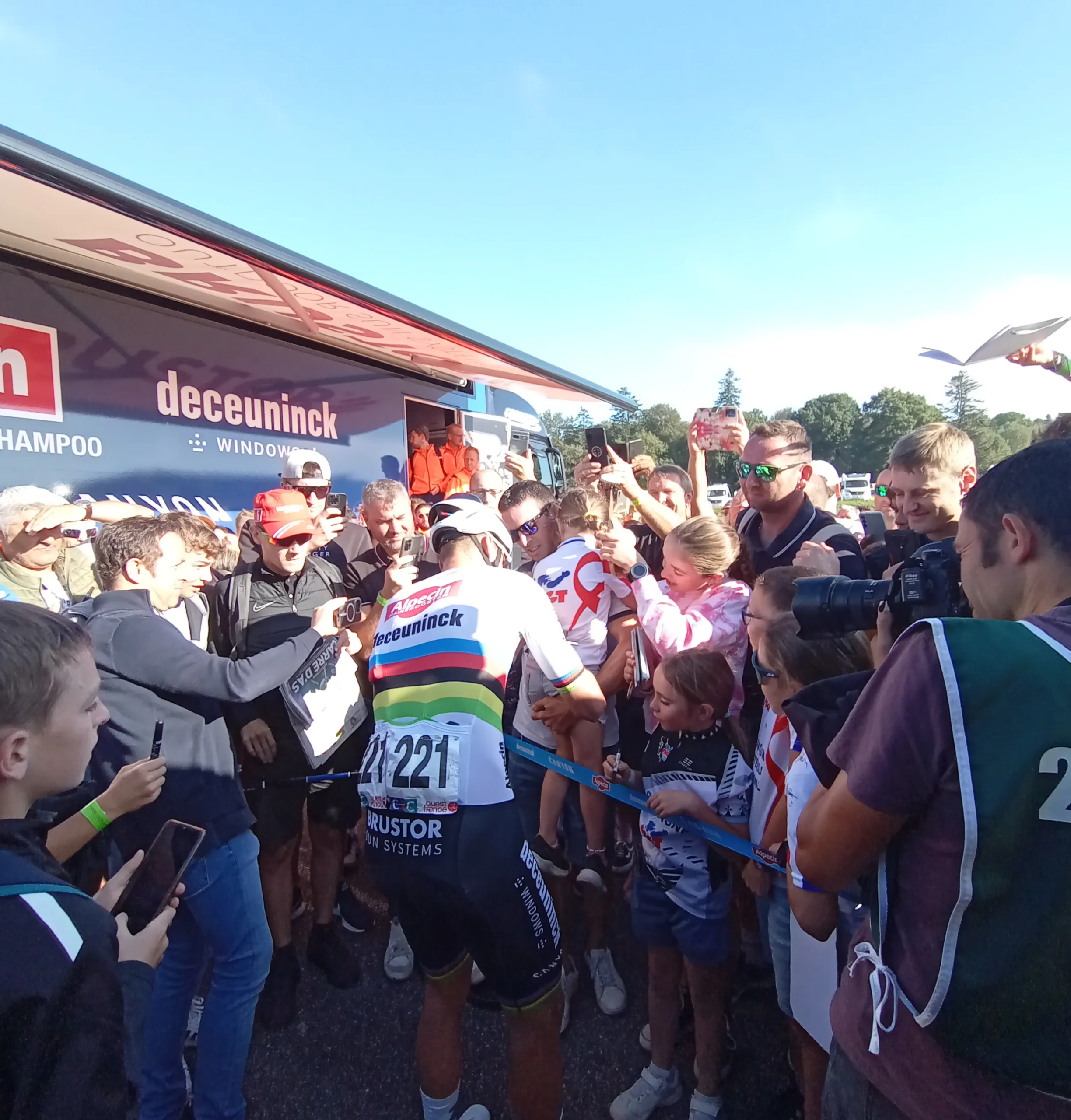 Van der Poel denkt aan Luik en sluit halve Tour de France nu al uit: 'Er liggen drie opties op tafel'