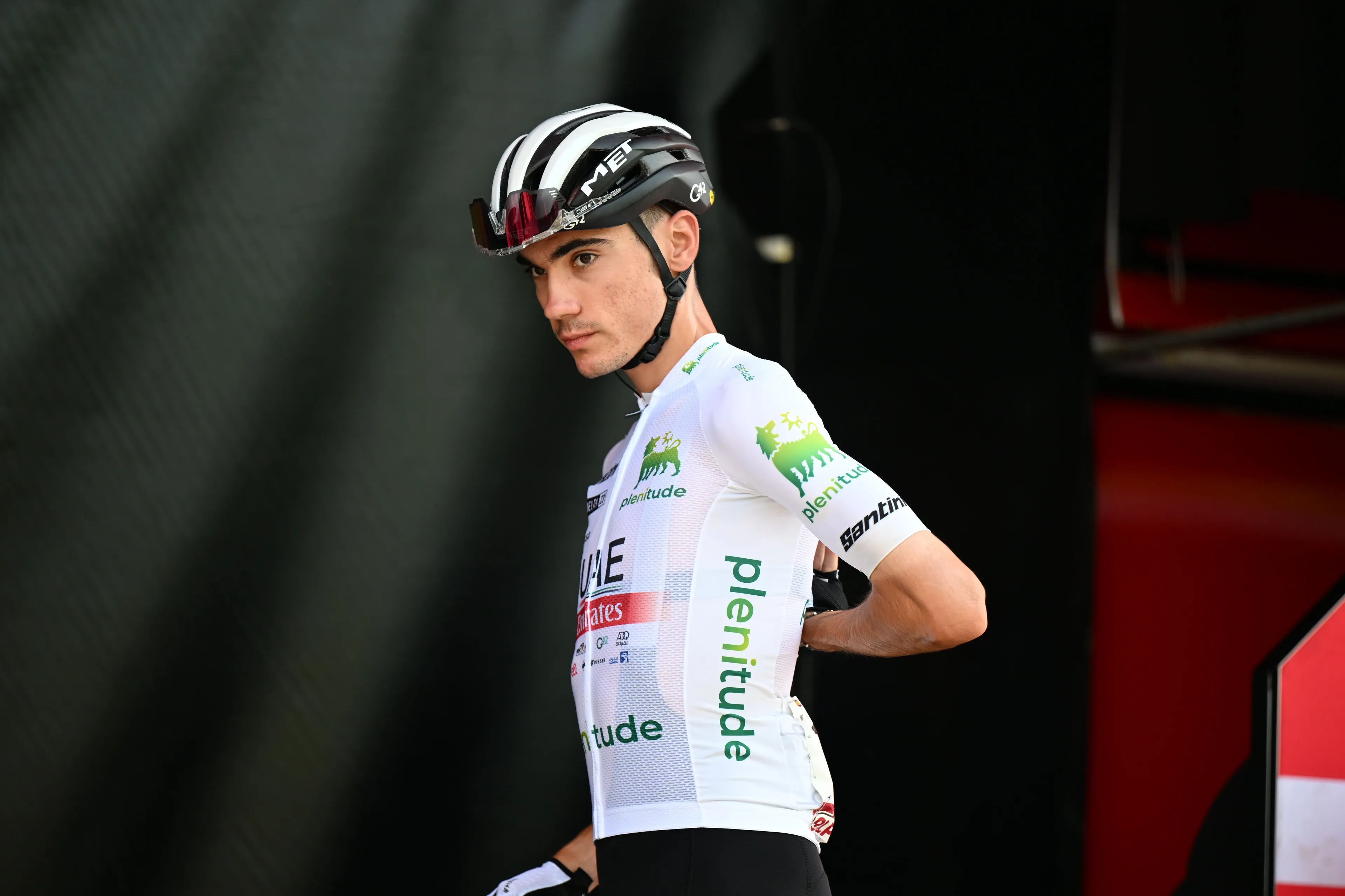 Ayuso heeft voor nu vrede met overmacht Jumbo-Visma: 'Hoop gebruik van ze te maken nu ze het rood hebben'