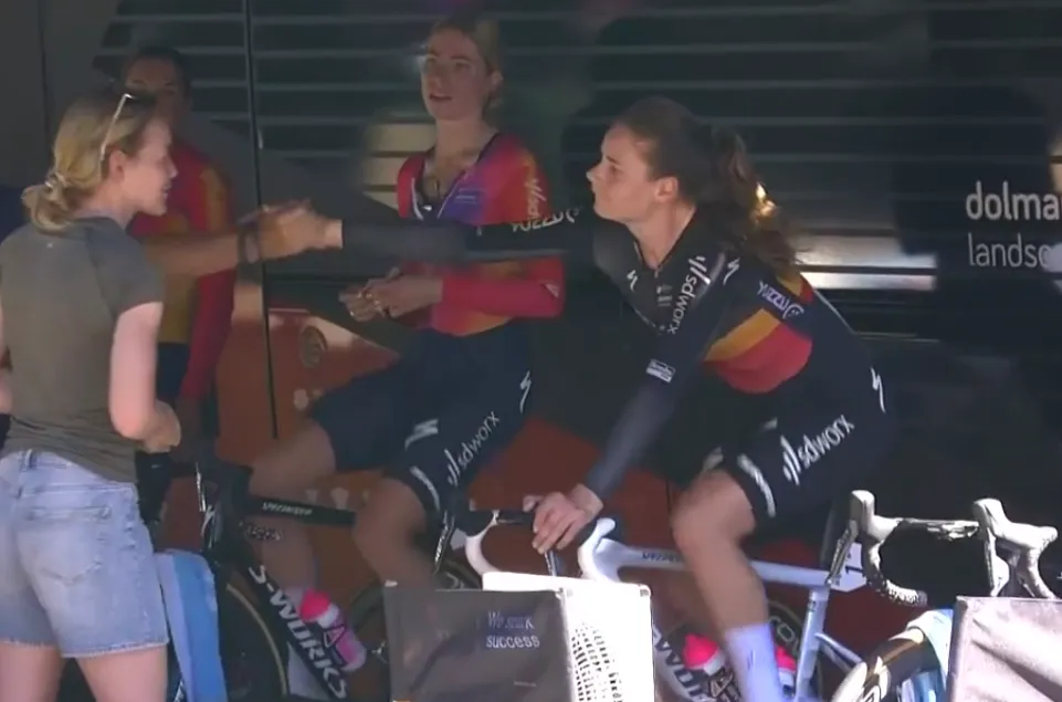 Kopecky slaat met razendsnelle tijdrit dubbelslag in Simac Ladies Tour, secondenspel in klassement met Markus