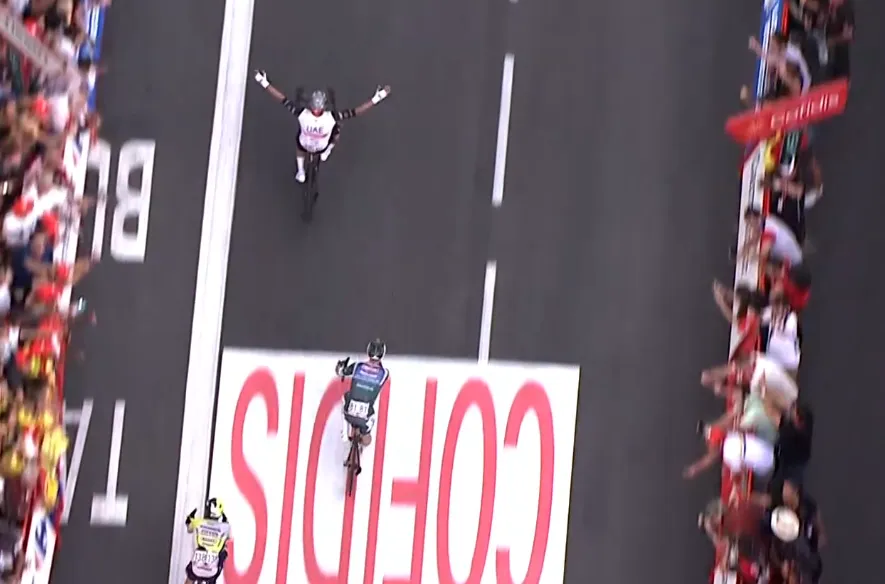 Groves schiet uit z'n pedaal, UAE profiteert: Molano wint massasprint, Roglic raapt vier seconden onderweg