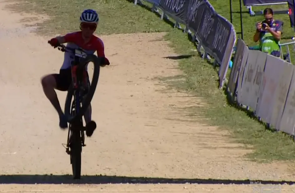 Geen winst, wel een wheelie: Puck Pieterse stuit op Mitterwallner in cross-country, maar blijft wereldbekerleider