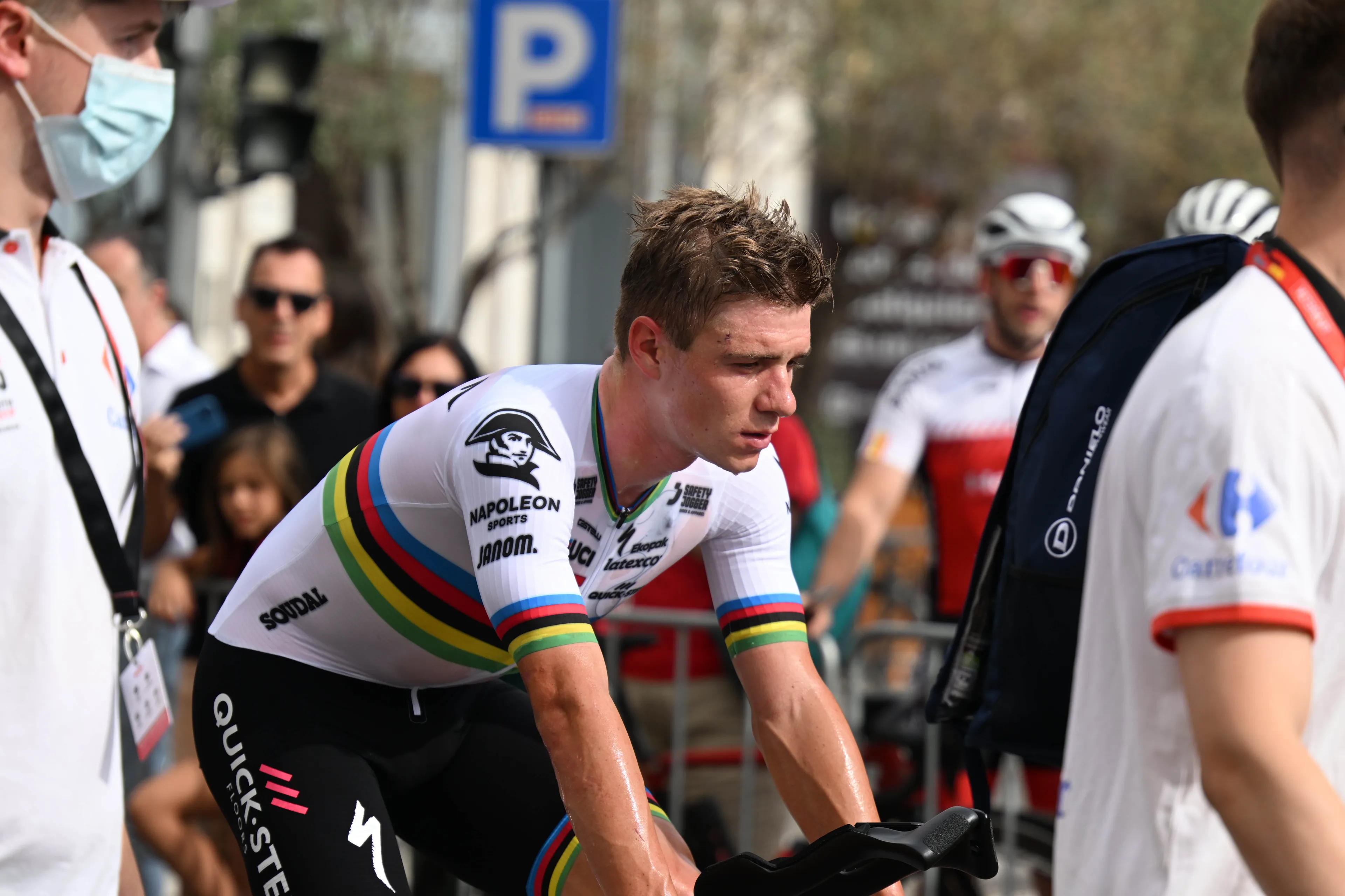 Evenepoel pakt minder tijd dan gehoopt op Jumbo-Visma-boys: Kuss behoudt rood, tijdritzege voor imponerende Ganna