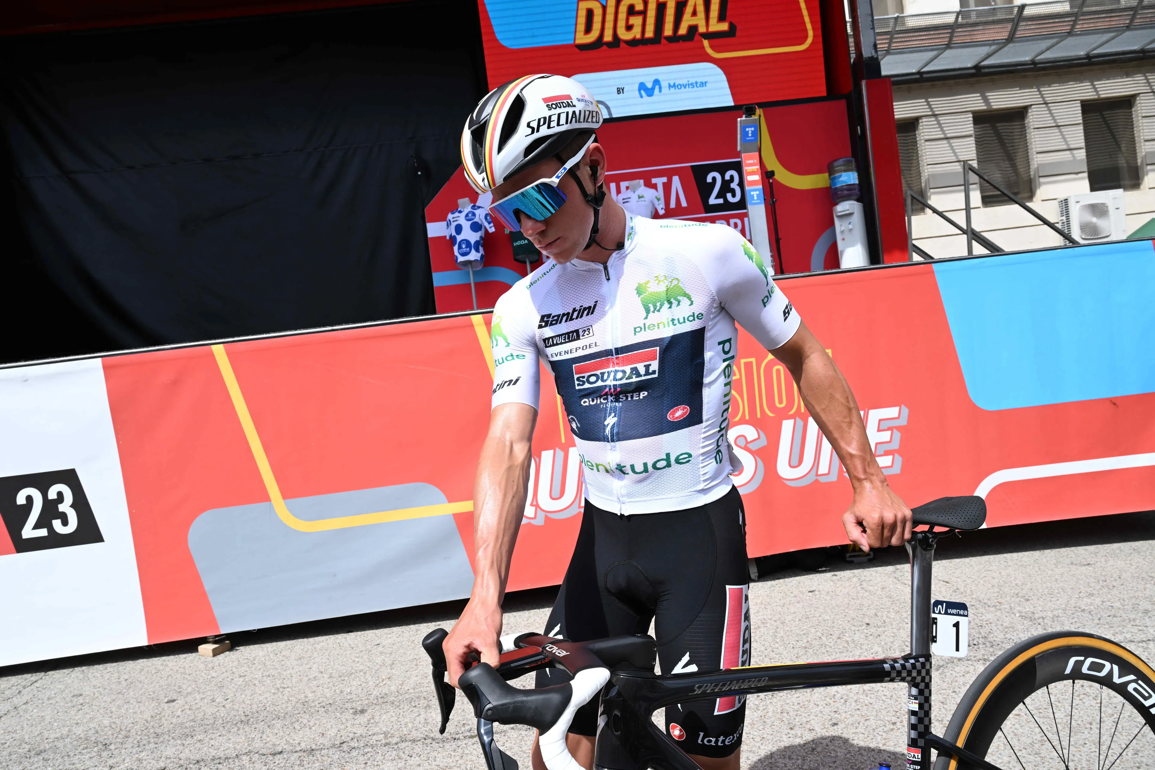 Evenepoel houdt kaken op elkaar: 'Staat elke dag een man van Jumbo-Visma achter jullie om mee te luisteren'