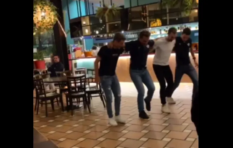 Ondertussen in het peloton | Van Aert is 'Back on track 🤢 💩', Evenepoel danst Griekse sirtaki