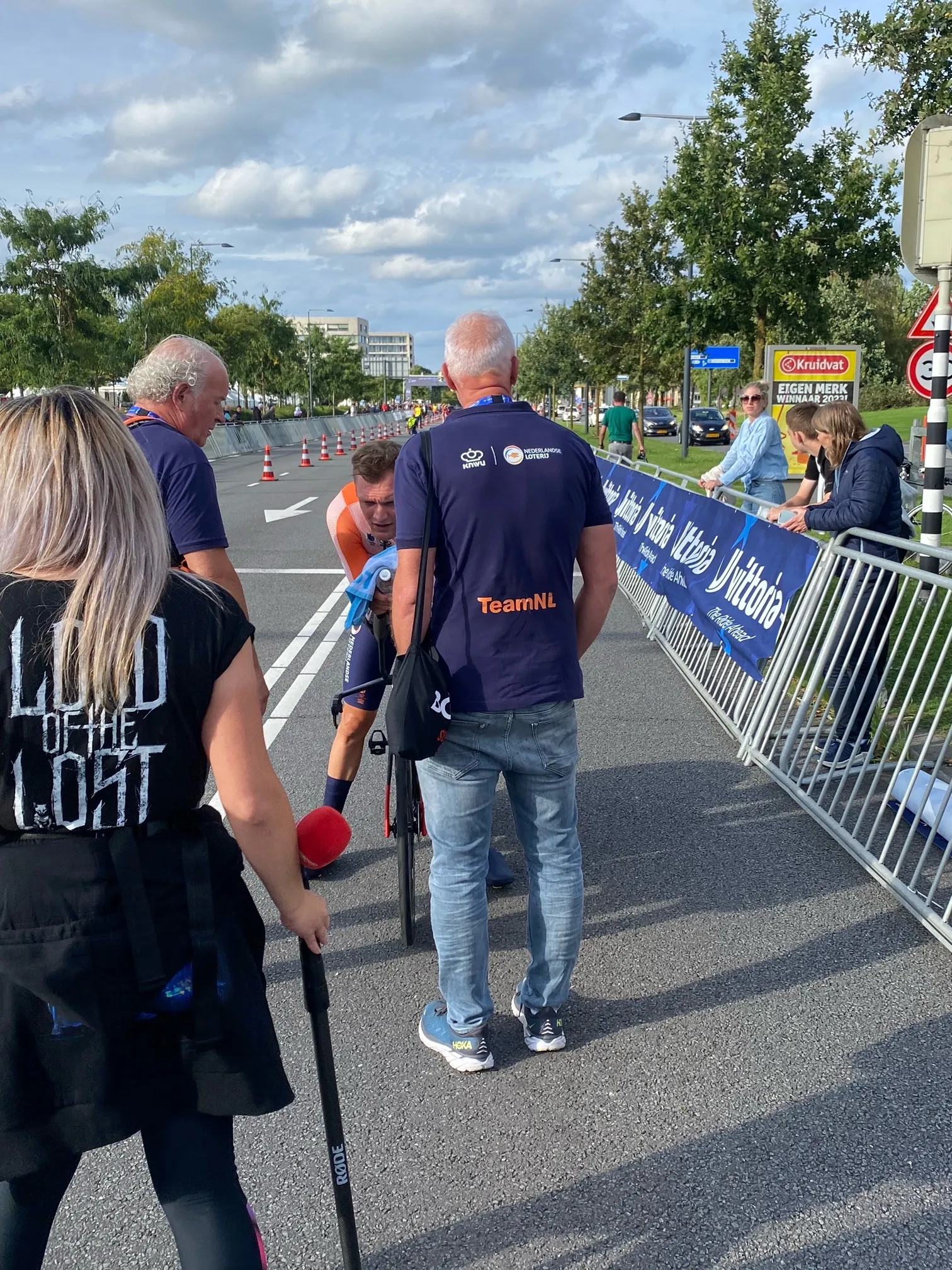 Terwijl helft van het peloton op apegapen ligt, komt Sjoerd Bax er net lekker in: 'In de zomer ben ik minder'