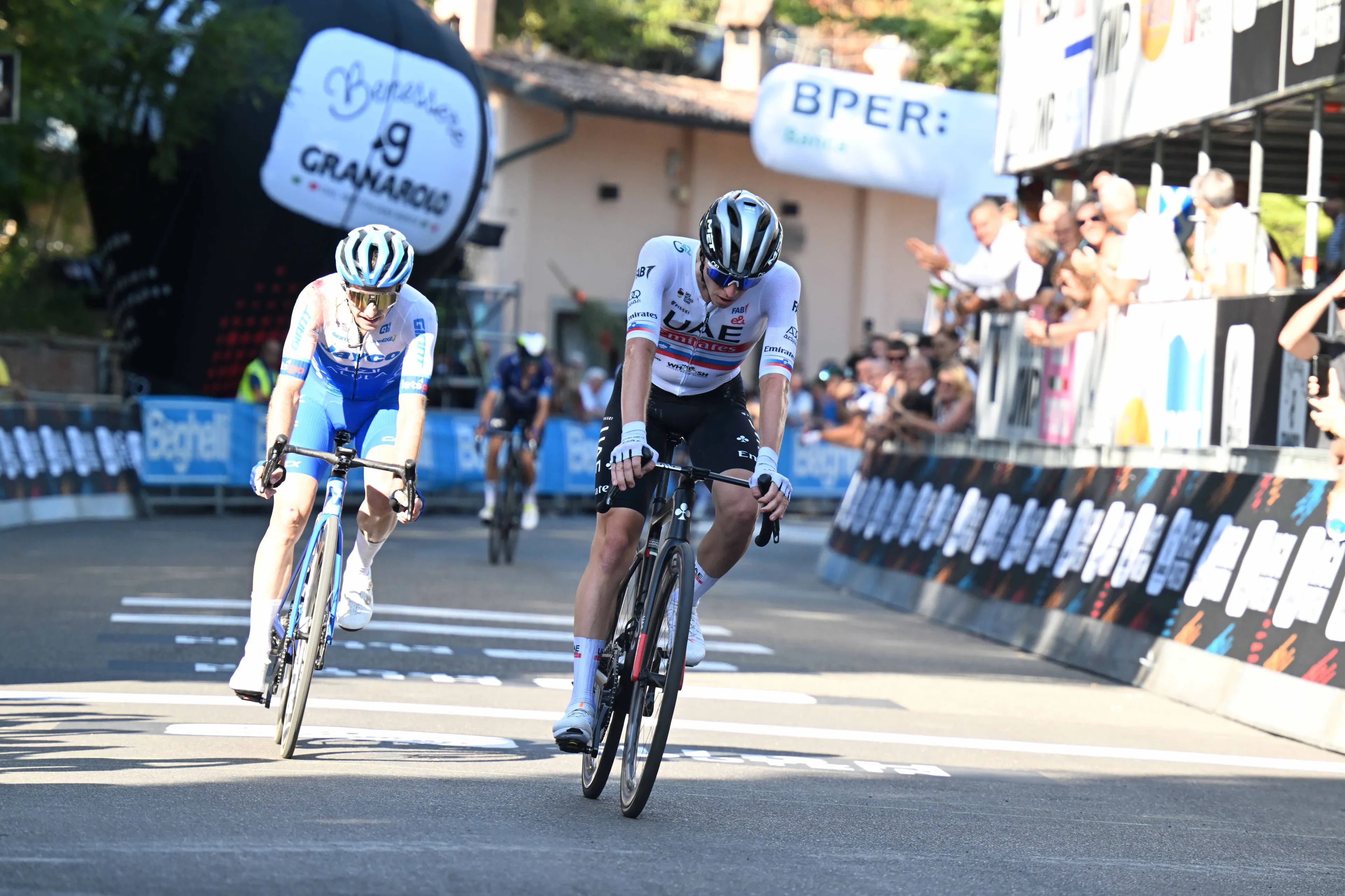 Pogacar overklast door Roglic in de sprint: 'Aanval was een verkeerde beslissing'