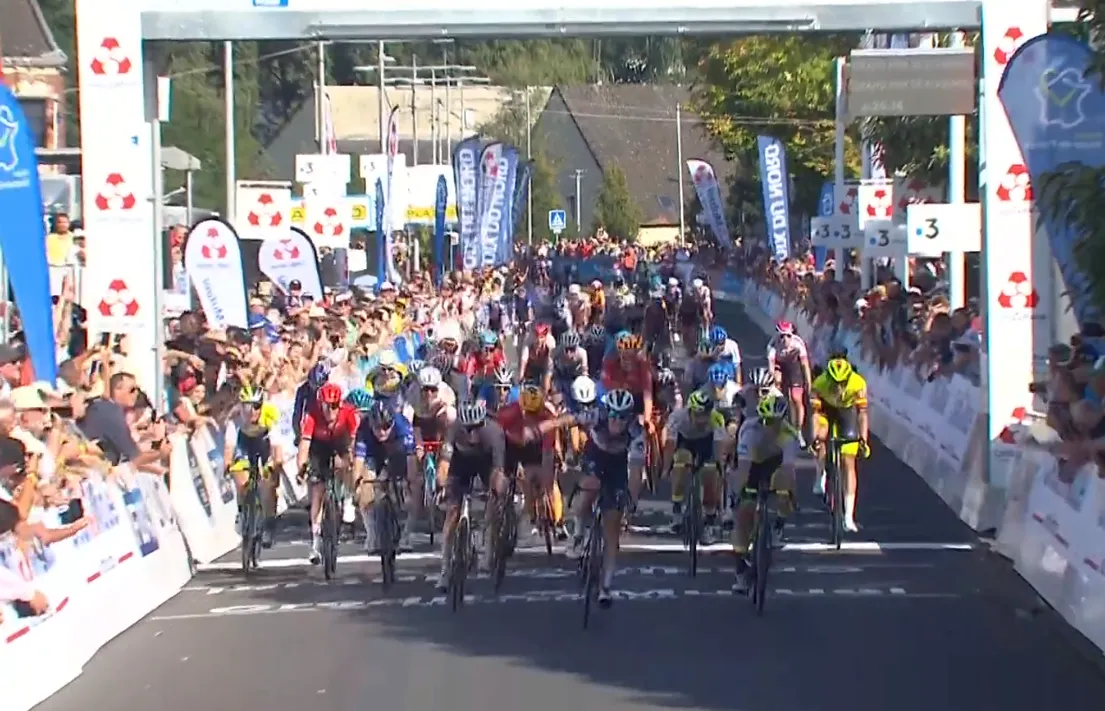 Van der Poel toont zich heel even in de regenboog, maar Merlier klaart het klusje in GP de Fourmies