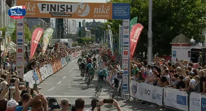 Gelost, maar toch gewonnen: Merlier (die zich niet goed voelde) klopt Bol voor kwartet Quick Step in Slowakije