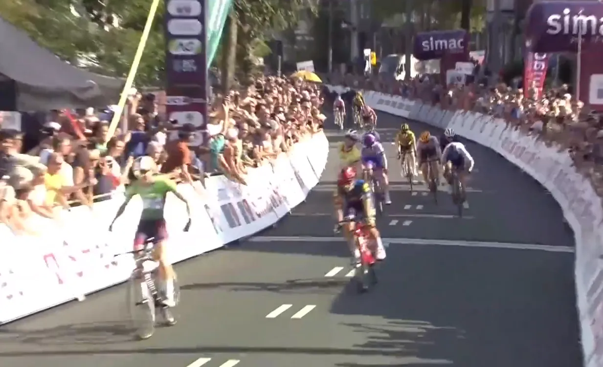 SD Worx vreet de hele keuken leeg: Wiebes sprint naar ritzege, Kopecky pakt eindwinst op dag van Van Vleuten