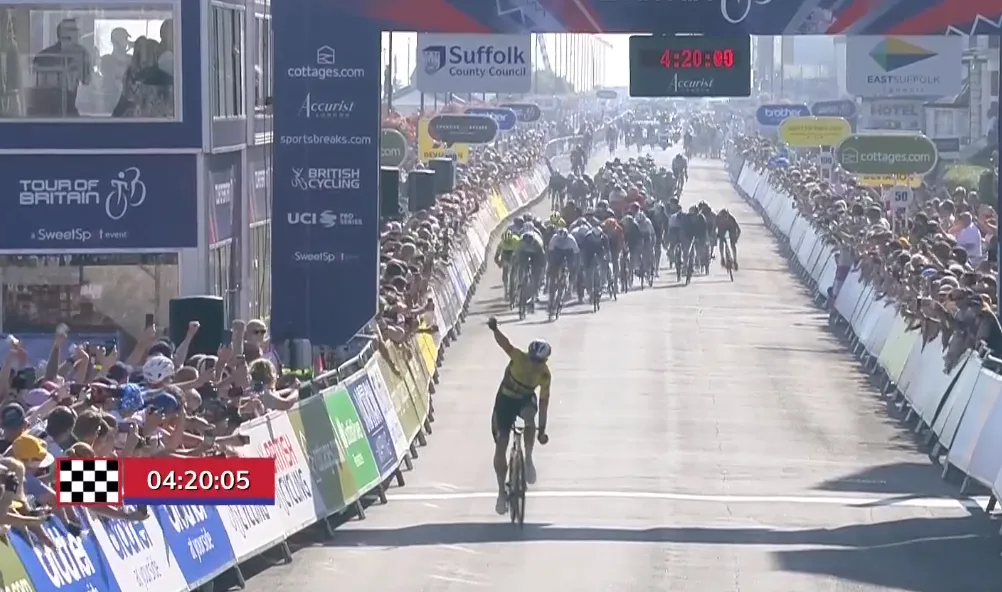 Wout van Aert dendert naar ritzege in Tour of Britain dankzij slimme actie in laatste bocht van Kooij