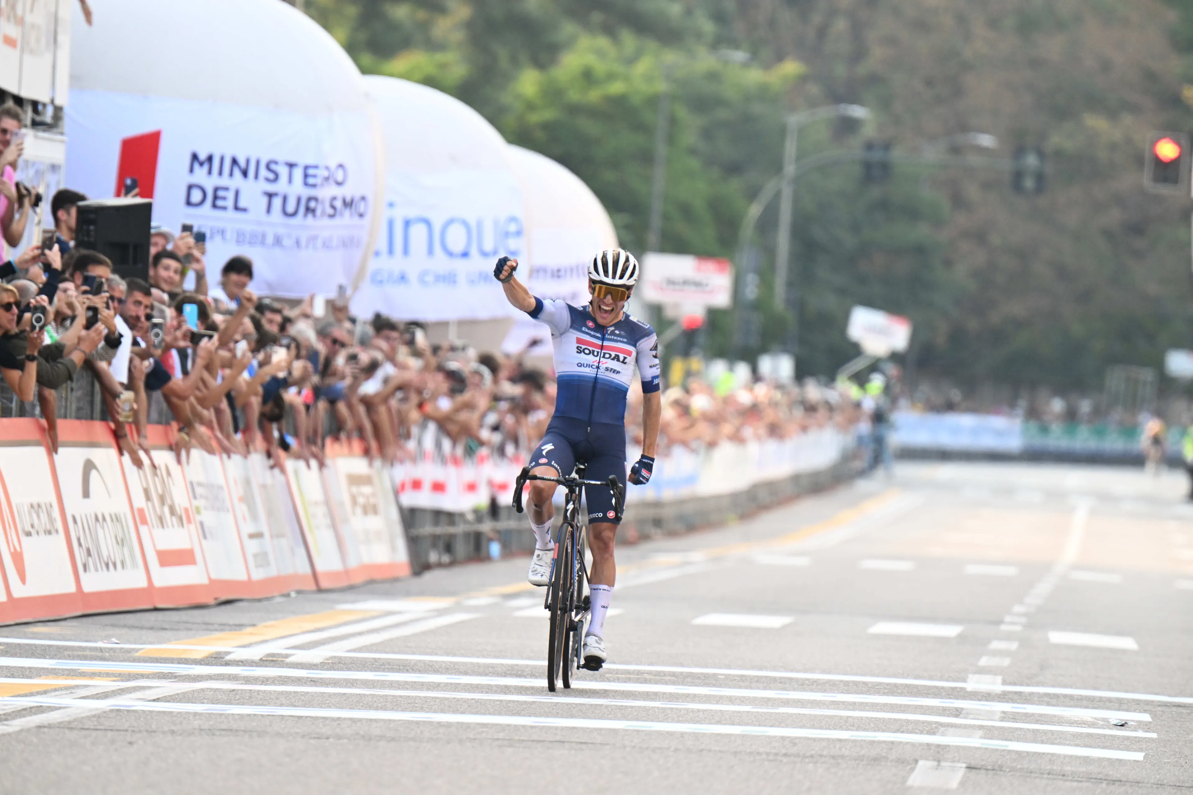 Van Wilder verrast topfavorieten Roglic en Pogacar en soleert naar zege in Tre Valli Seresine