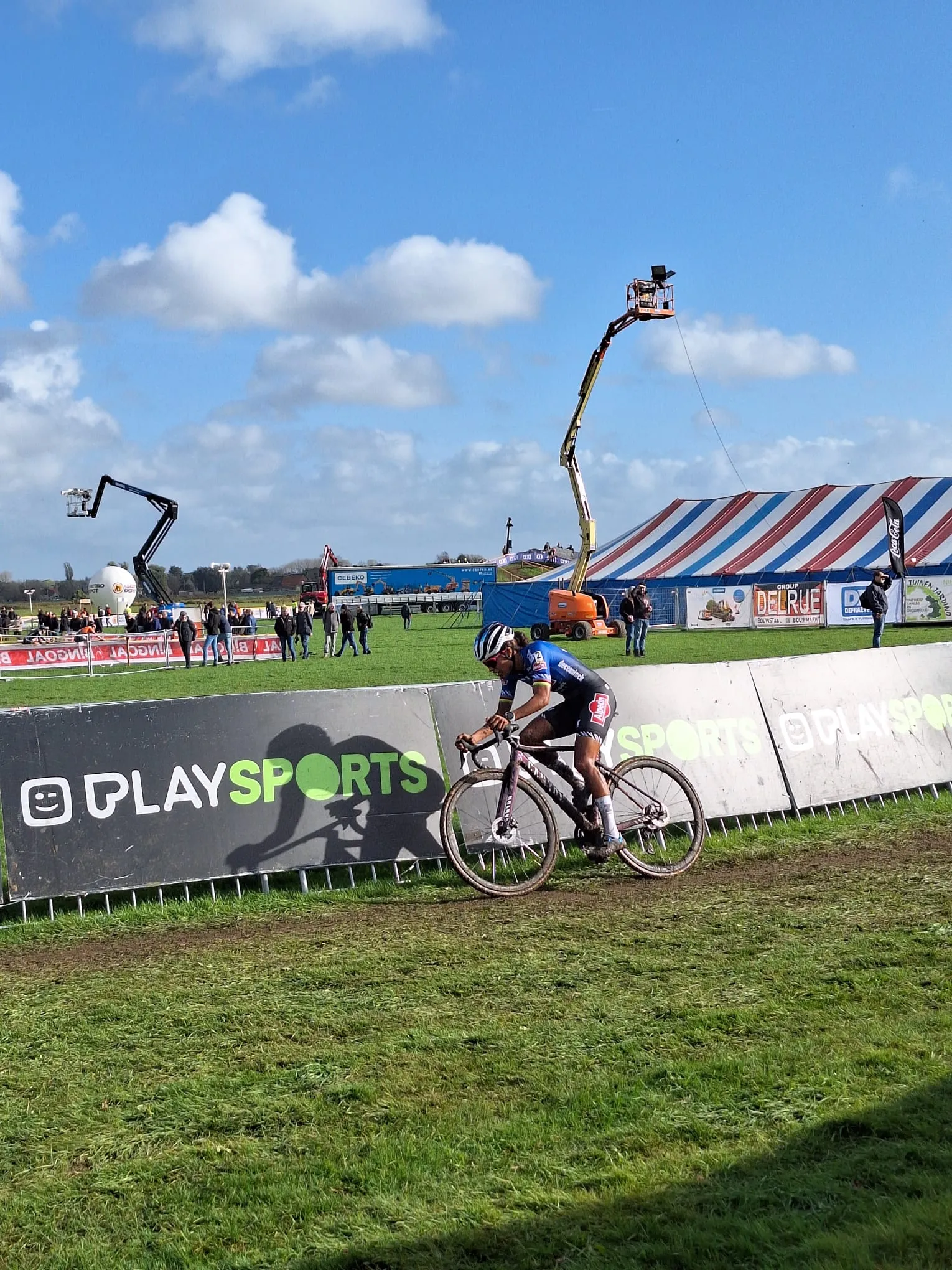 Alvarado kijkt kat uit de boom en beslist vervolgens met een ferme aanval de Kermiscross Ardooie