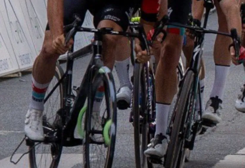 🎥 Bi-zar: oermens De Lie trapt materiaal wéér kapot in sprint en veroorzaakt zware crash met letsel