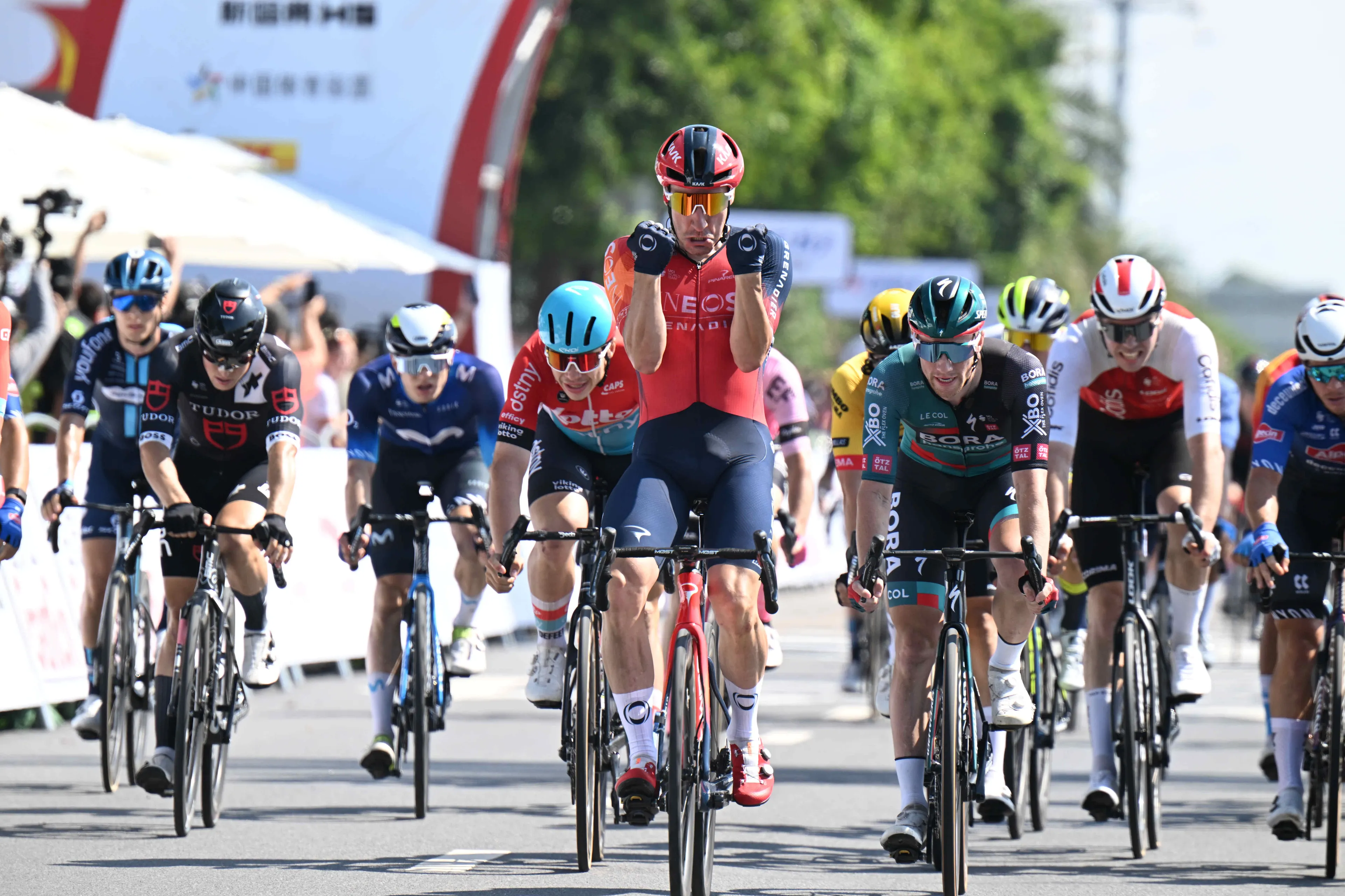 Kooij kan beulswerk Jumbo-Visma niet afmaken in openingsrit Tour of Guangxi: Viviani klopt Milan en Benettt