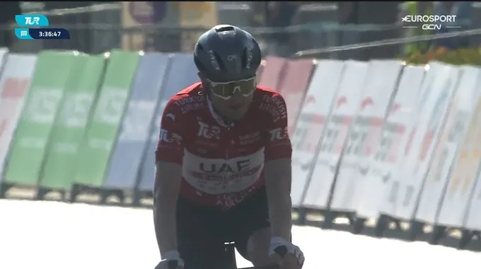 Jay Vine fietst frustraties van 2023 van zich af met prachtige solo-zege in Turkije, Philipsen komt te laat