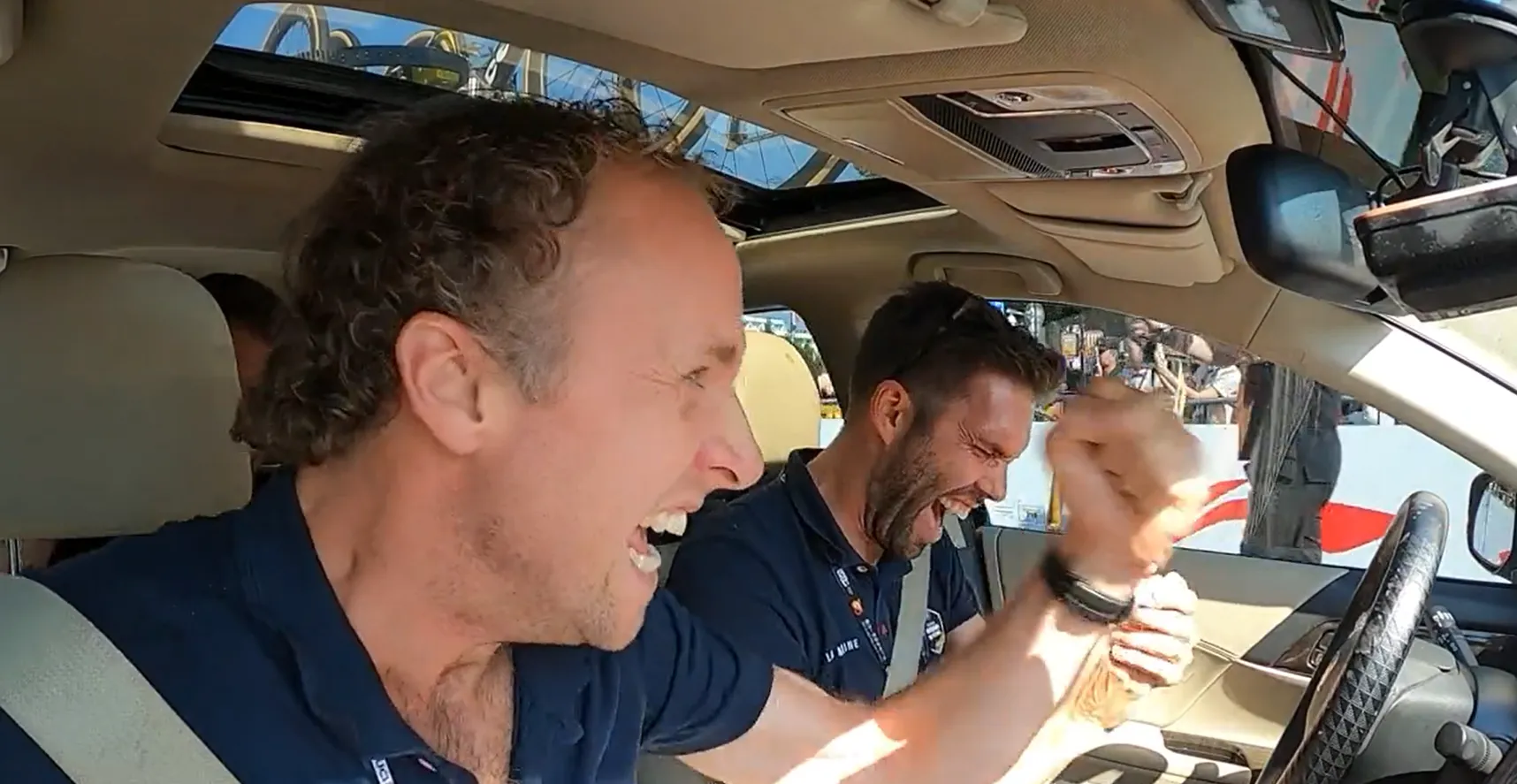 🎥 Ploegleiderswagen Jumbo-Visma slaat op hol na succes in China: 'Dit is niet normaal!'