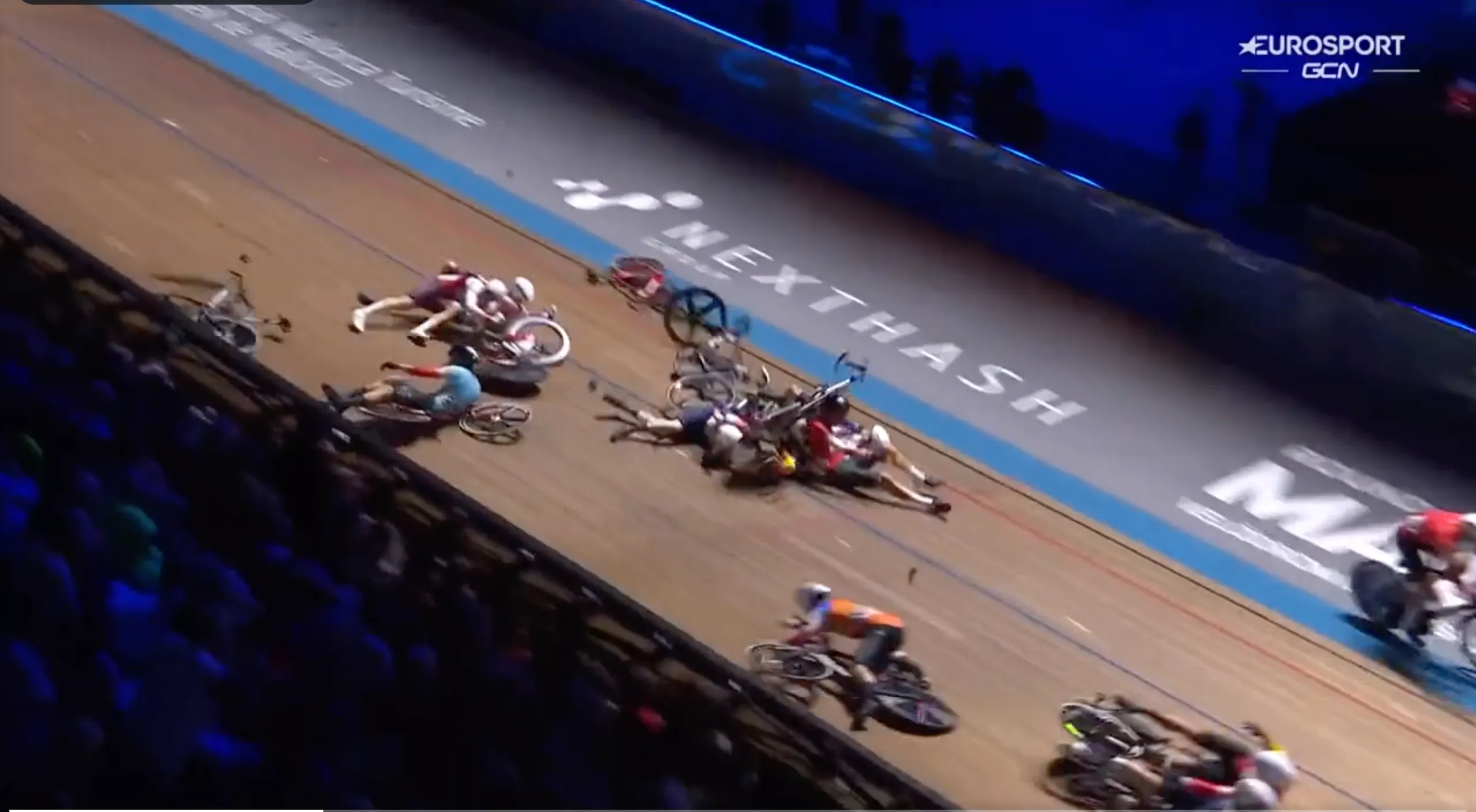 🎥 WOW! Bijna alle renners tegen het hout tijdens de afvalkoers, ook Büchli en Eefting betrokken