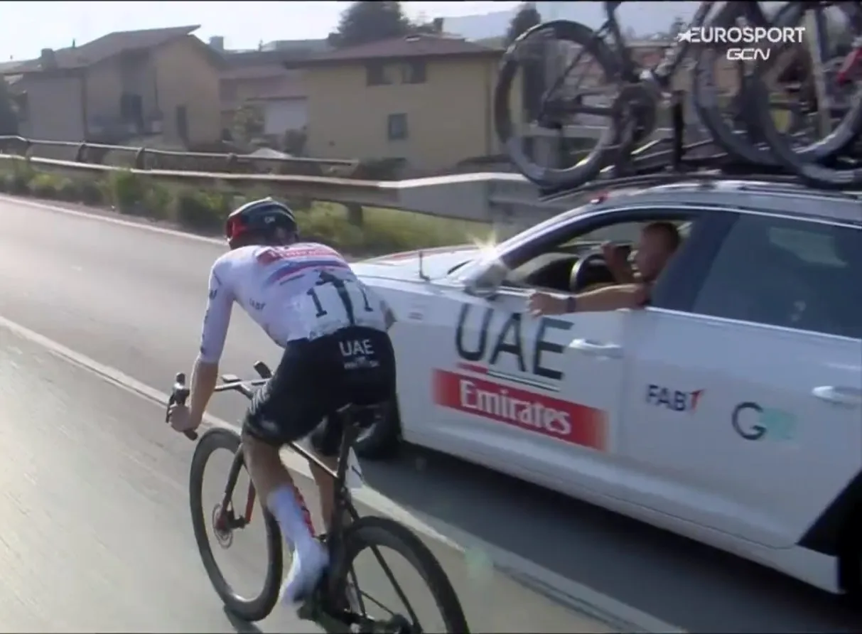 Wat was dat flesje dat Pogacar na krampaanval kreeg overhandigd? 'Het hielp een beetje'