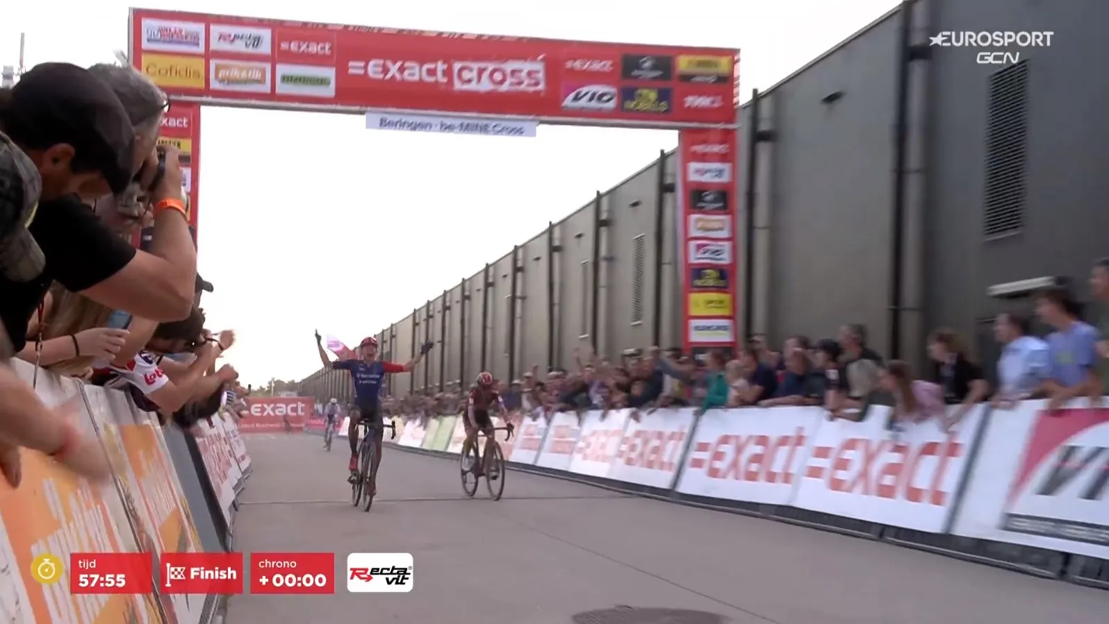 Thibau Nys vloert Iserbyt in de sprint na zinderende slotronde in Beringen