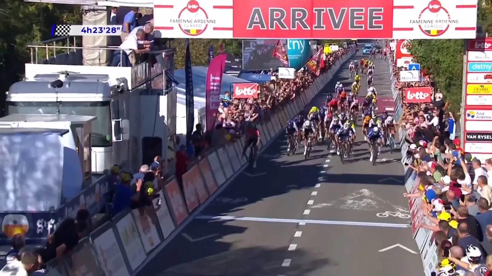 Tumultueuze sprint in Famenne Ardenne Classic: De Lie wint met één been ingeklikt