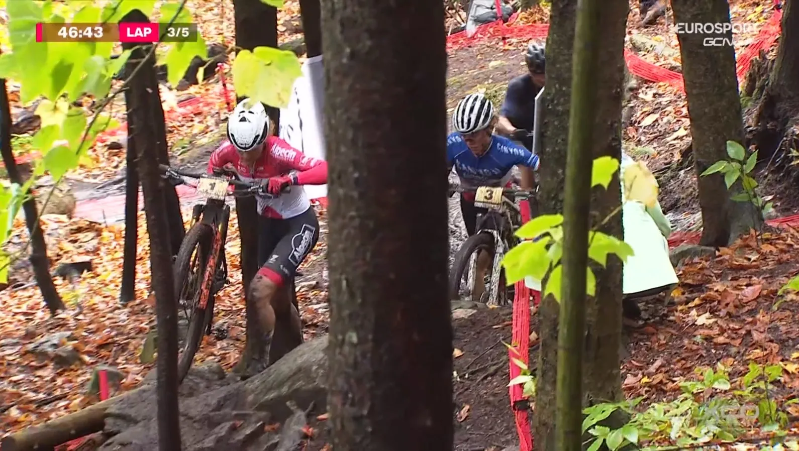 Pieterse besluit waanzinnig jaar op de MTB met derde plek in Canadese modderpoel