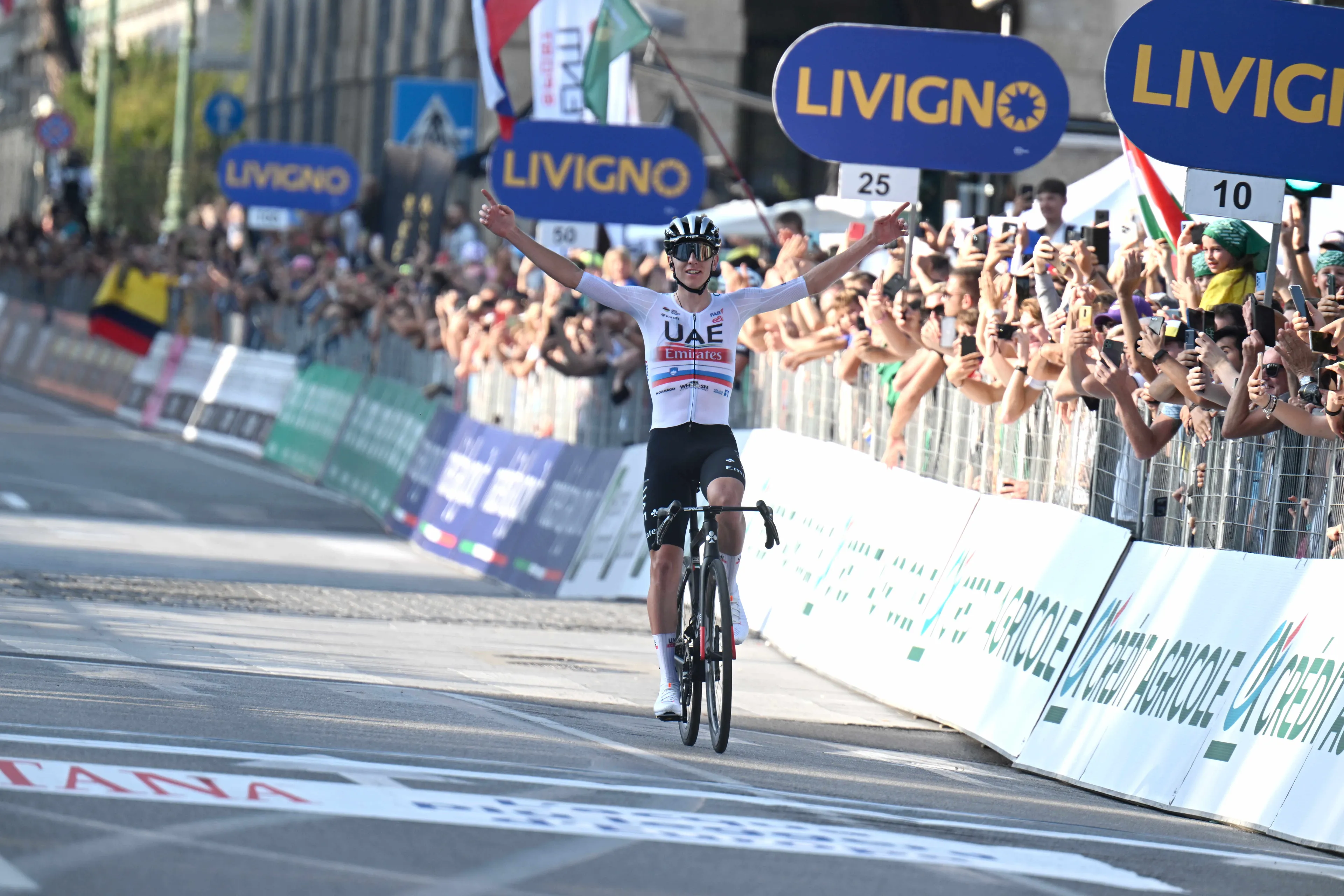 Roglic en Evenepoel komen er niet aan te pas in Lombardije; Pogacar wint na vreemde koers