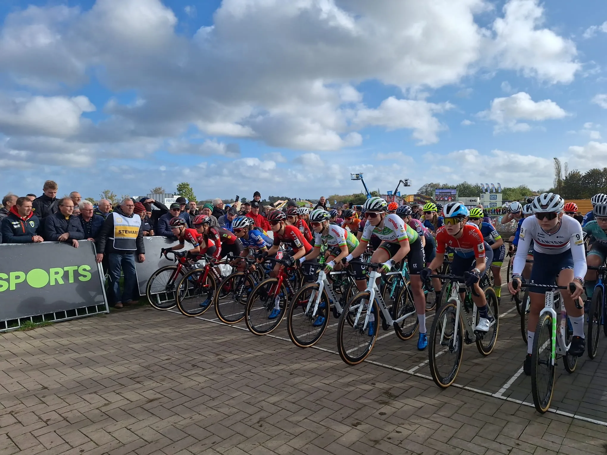 Na spectaculaire opwarmer mogen crossfans hun handen dichtknijpen (en deze TV-zenders noteren) met heerlijk dubbel-weekend