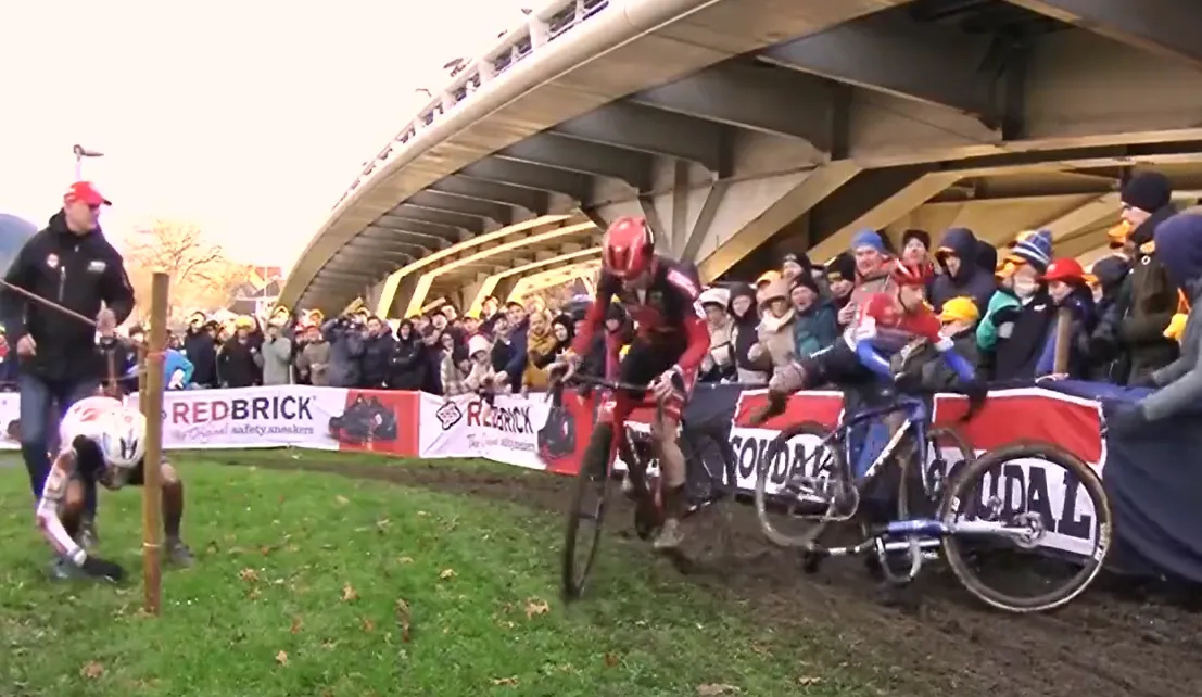 Dolle slotfase in Kortrijk: koploper Vanthourenhout valt, Iserbyt bepleit robbertje met Van der Haar in voordeel