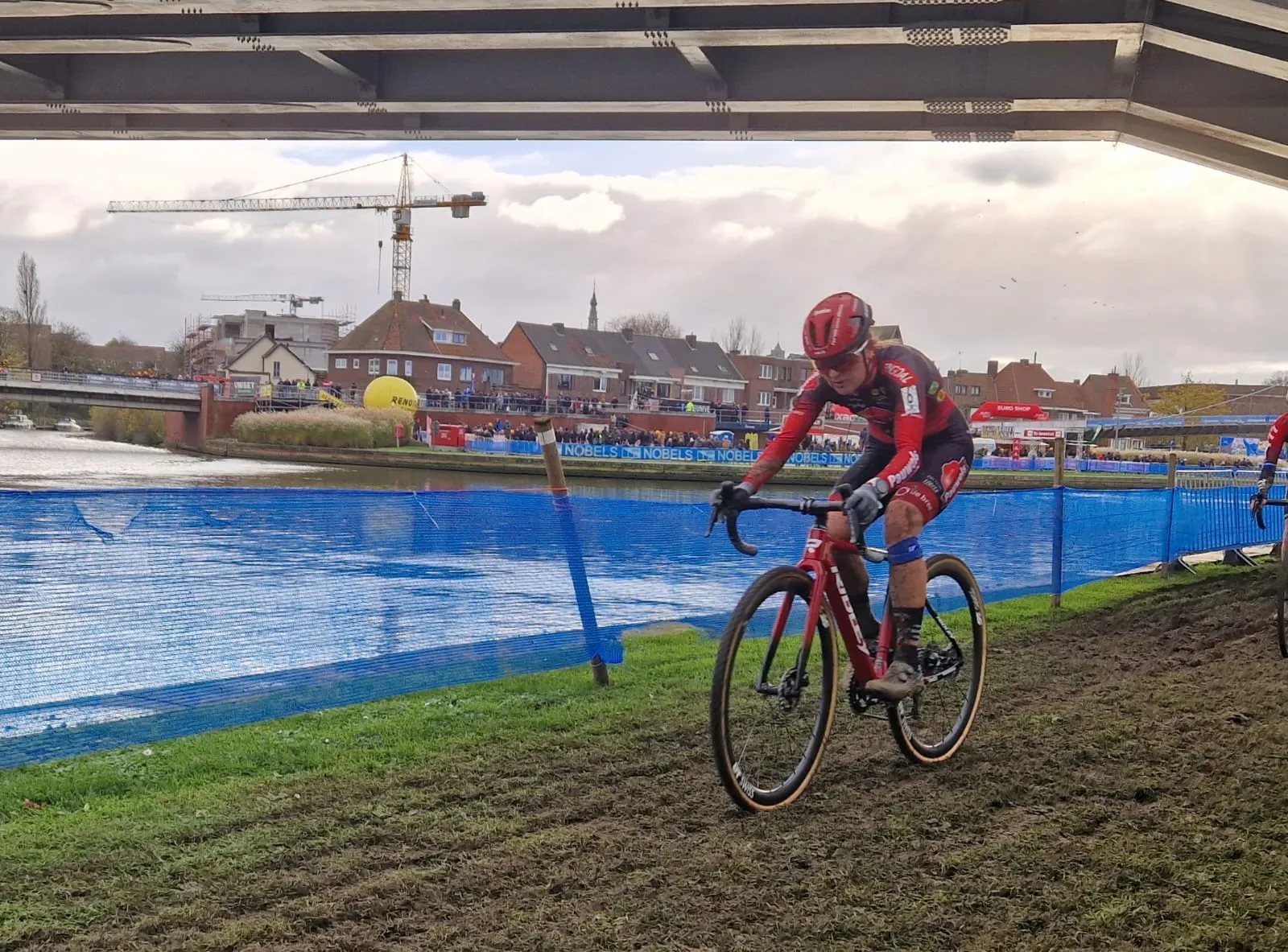 Jammer! Slepende knieblessure noopt Denise Betsema tot afmelding op NK veldrijden