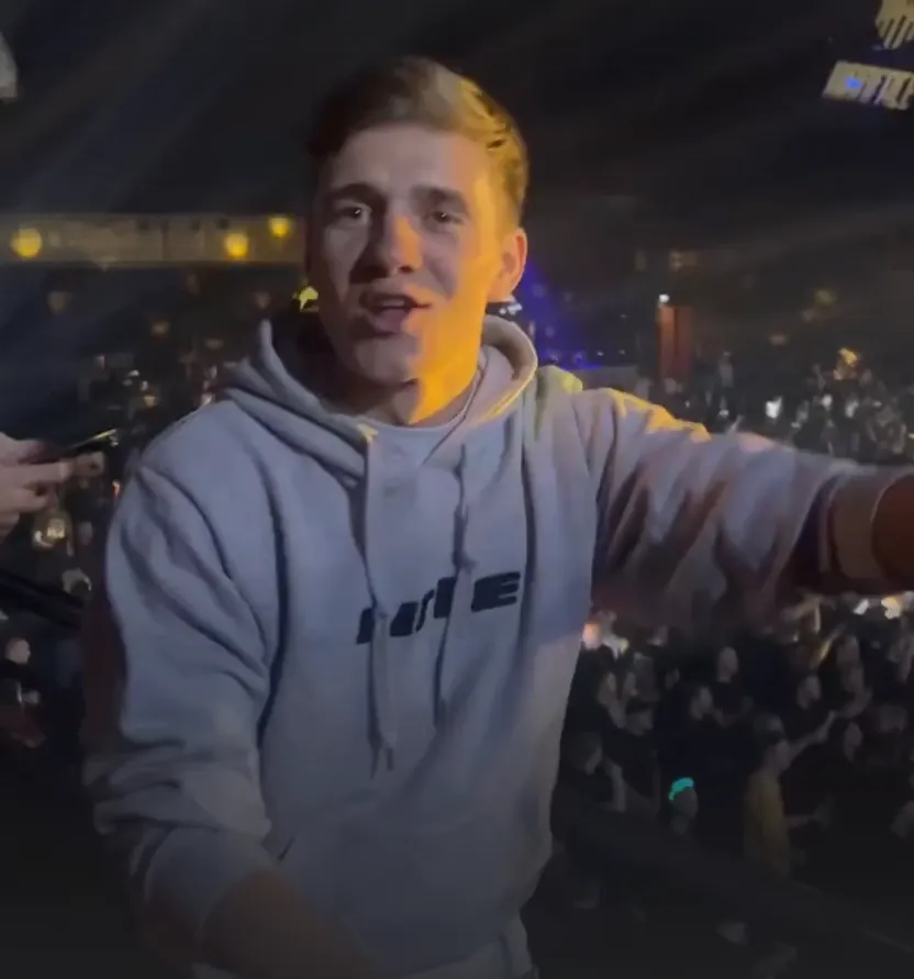 Evenepoel sluit vakantie af op hardstylefestival in Amsterdam: 'Hierna is het tijd om aan het werk te gaan'