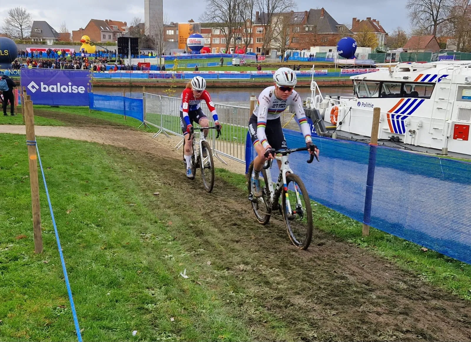 Extra werk van Jumbo-Visma deert stralende Van Empel niet: 'Weet dat die trainingen ergens goed voor zijn'