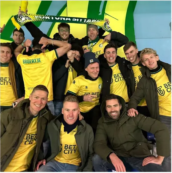 Jumbo-Visma-coureurs bij de voetbal: onder anderen Van Emden, Kooij en Kelderman gespot bij Fortuna Sittard