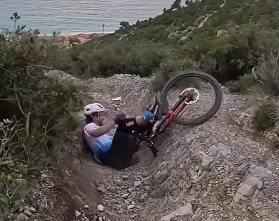 🎥 Peter Sagan gaat onderuit tijdens verkennend mtb-tochtje: 'Heb je het op beeld?'