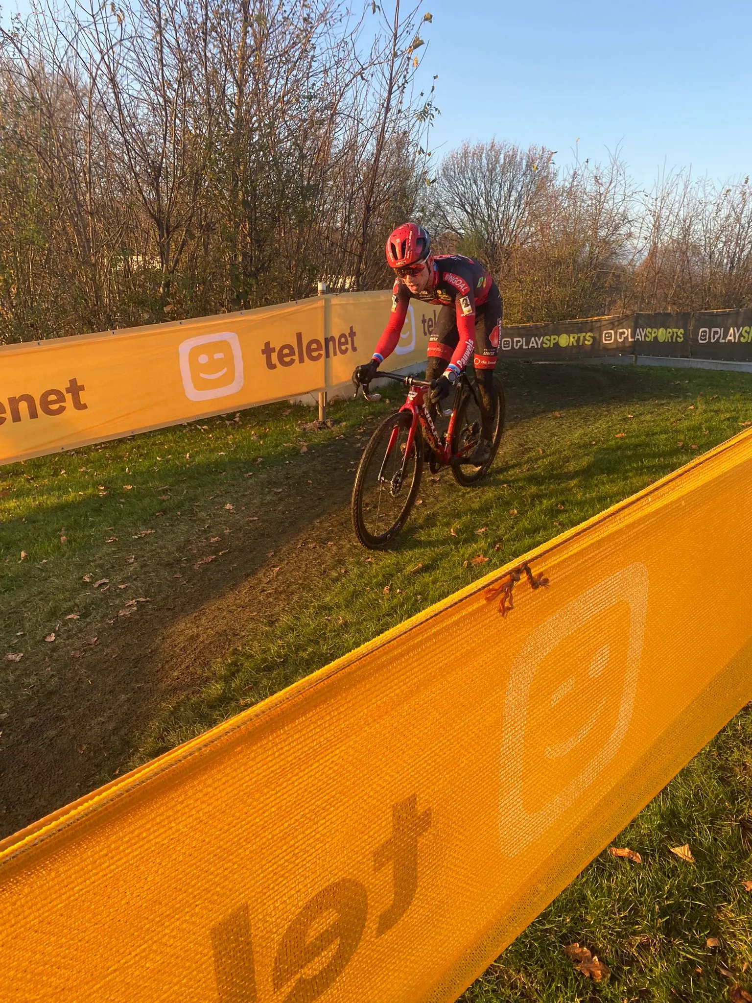 Klassementen veldrijden 2023/2024 | Iserbyt op zucht van Superprestige-zege, spanning bij dames