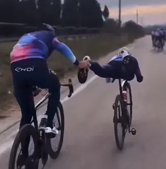 🎥 Bassie en Adriaan? Froome en Neilands (Israel-Premier Tech) zijn hét nieuwe artiestenduo