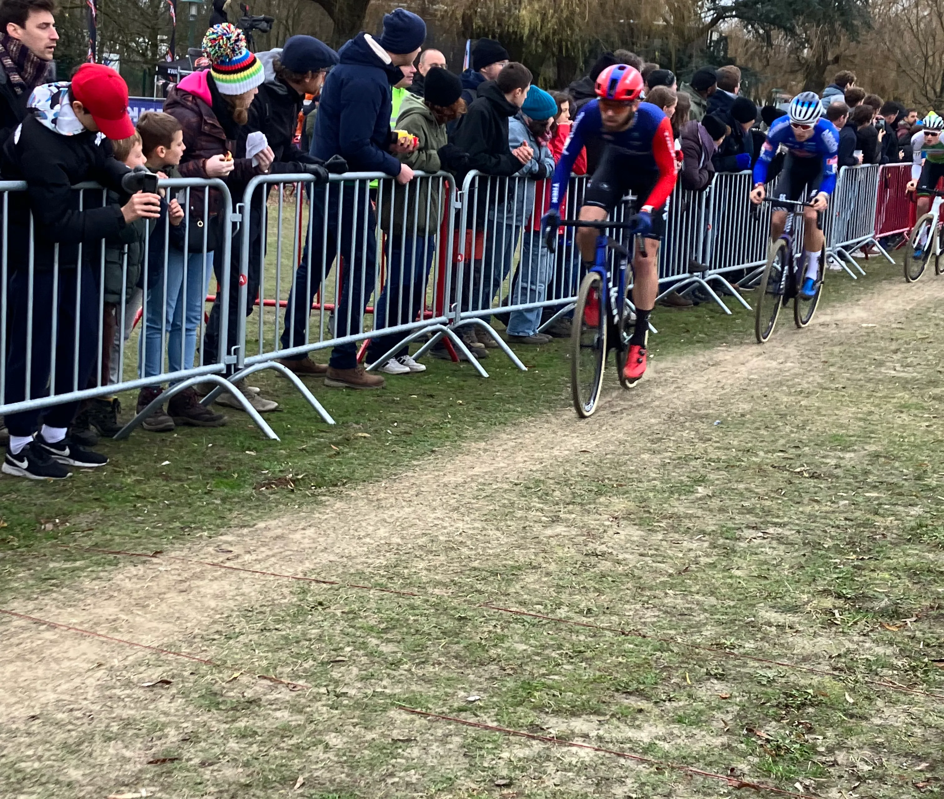Nieuwenhuis klopt zijn ploegmaats in Hulst: 'Het is ieder voor zich in zo’n situatie'