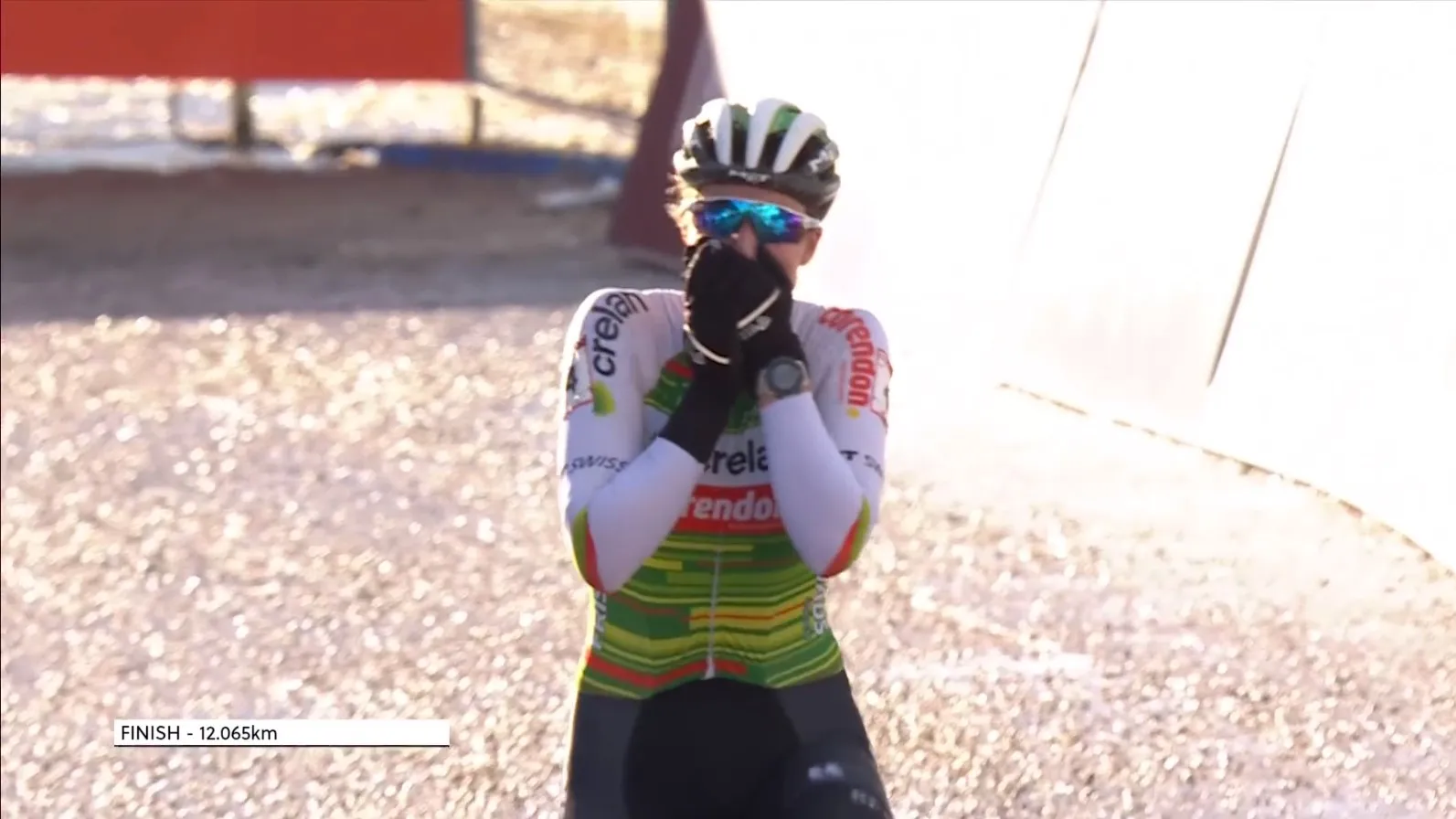 Manon Bakker stunt met zege in sneeuwcross Val di Sole na tweestrijd met Alvarado