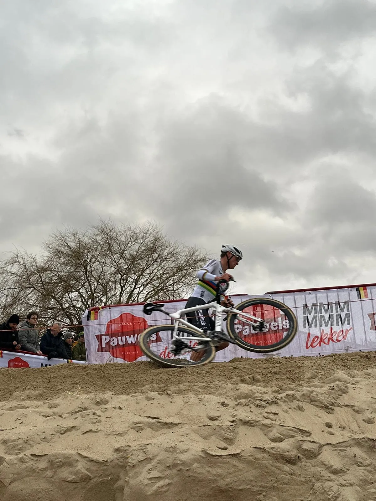 Bondscoach De Knegt zou het begrijpen als Van der Poel er jaartje tussenuit knijpt: 'Hij kan niets low profile doen'