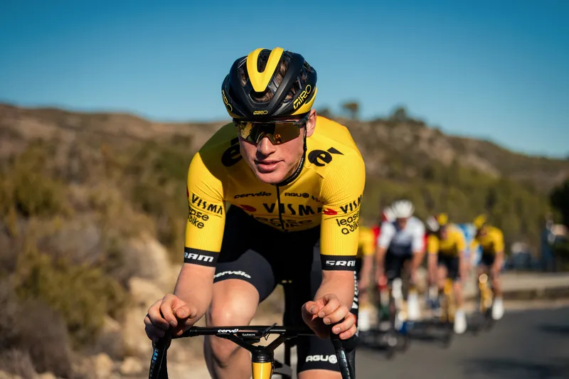 'Zelfs aan de eettafel leer ik van hen'; toptalent Hagenes op hoogte met Van Aert, Benoot en Tratnik