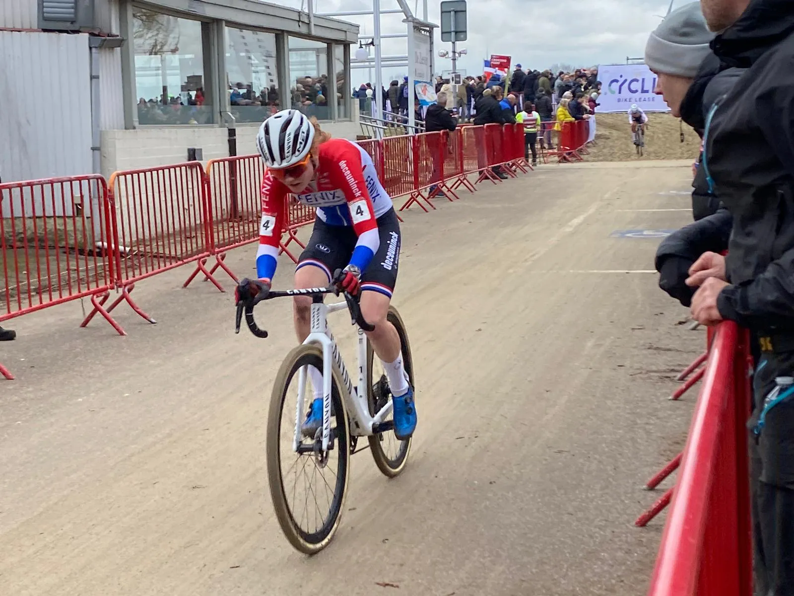 Pieterse profiteert van zware val van Lucinda Brand en is de beste in Zonhoven, Van der Heijden knap tweede