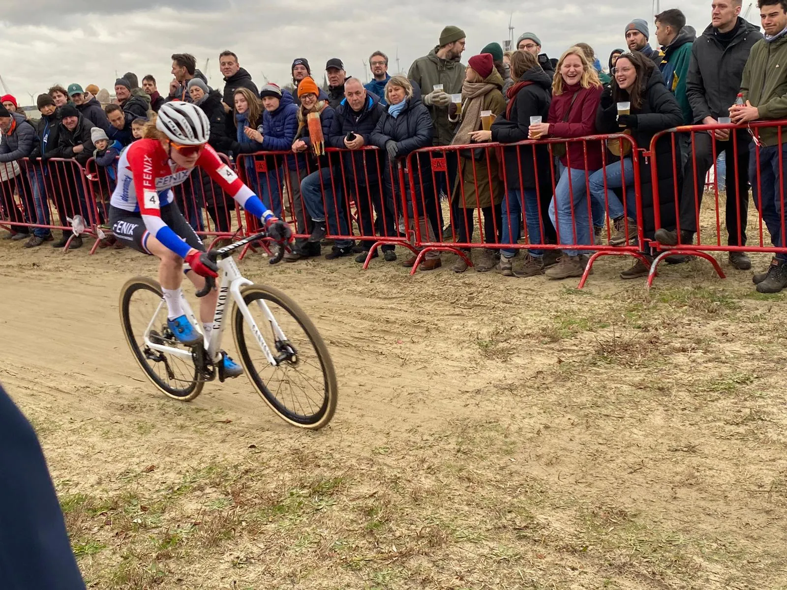 🎥 'Dit is de typische KNWU-afspeellijst!' Immer vermakelijke Puck Pieterse brengt je in de stemming voor Hoogerheide