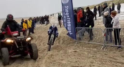 🎥 Thijs Zonneveld rechtstreeks getuige van bijna-doodincident van Merlier, die strandkoers Bredene wel wint