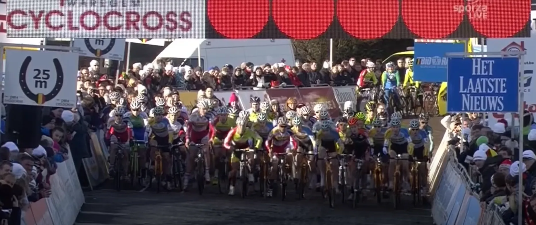 Wout van Aert sprintte op beloften-BK iedereen achterna na valse start en diskwalificatie: 'Een wereldmoment'