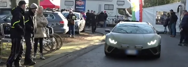 Van der Poel komt opnieuw met blitse Huracan Sterrato aan, rijdt hij de rest even snel aan gort in Gavere?