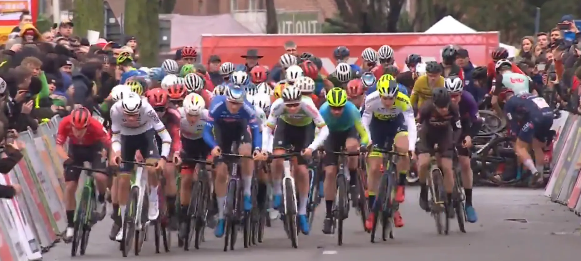🎥 Chaos bij de start in Loenhout: halve peloton gaat tegen de grond, Van der Poel en co schieten wel goed weg